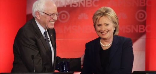 Demokratičtí soupeři o prezidentskou nominaci strany Hillary Clintonová a Bernie Sanders. 