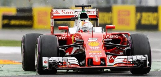 Německý pilot formule 1 Sebastian Vettel nechtěl nikoho z vedení stáje Ferrari vinit ze špatného výběru strategie dvou zastávek v boxech v nedělní Velké ceně Kanady, která ho pravděpodobně připravila o první vítězství po dvanácti závodech. 