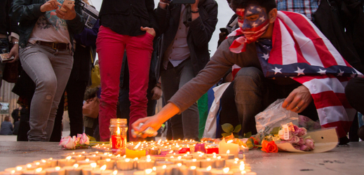 Incident se stal den po masakru v americkém Orlandu, kde útočník v gay baru zabil 49 lidí. Na snímku Pařížané zapalují svíčky pod Eiffelovkou za oběti útoku.