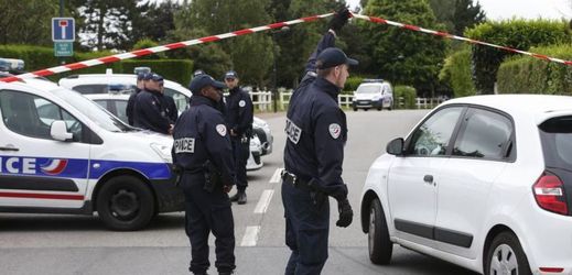 Francouzští policisté na místě činu.