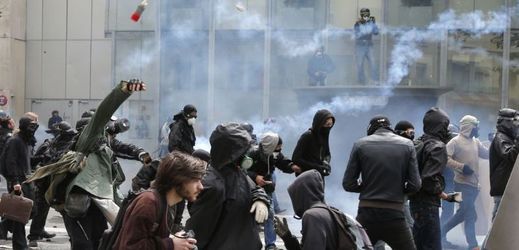 Demonstranti v Paříži házeli po policii předměty, ta odpověděla slzným plynem.