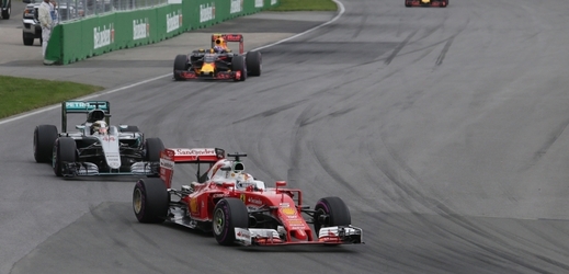 Sebastian Vettel prohrál pneumatikový souboj s Lewisem Hamiltonem.