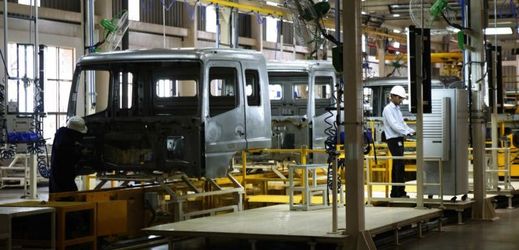Jedna z továren Daimler na výrobu osobních automobilů (Indie). 