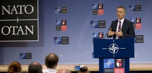 Generální tajemník NATO J. Stoltenberg na tiskové konferenci.