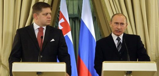 Robert Fico (vlevo) a Vladimir Putin.