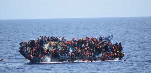 Převrácený člun s migranty u Sicílie.