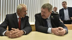 Zleva emeritní policejní prezident Jiří Kolář a karlovarský krajský policejní ředitel Oldřich Tomášek.