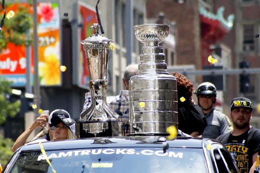 Poháry na střeše automobilu. Kromě Stanley Cupu nechyběl ani ten pro vítěze konference.