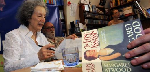 Autogramiáda kanadských autorů Margaret Atwoodové a Graemea Gibsona (vpravo) se uskutečnila 1. června v Praze při příležitosti zahájení 18. ročníku Festivalu spisovatelů Praha.