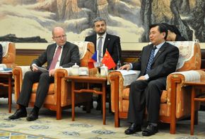 Český premiér Bohuslav Sobotka na schůzce s administrátorem Čínského úřadu pro civilní letectví Feng Čen-linem.