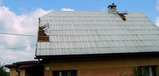 Na nekvalitní plechovou střechu mohou mít silnější poryvy větru devastující účinky.