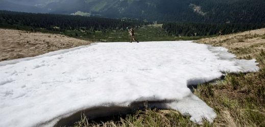 Sněhové pole v Krkonoších svým tvarem během tání připomíná obrys bývalého Československa.