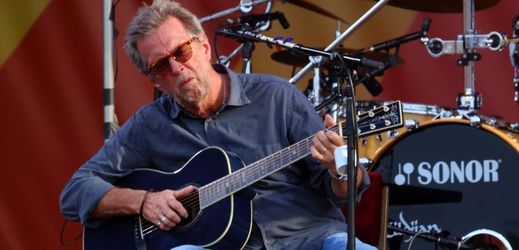 Zpěvák a kytarista Eric Clapton.