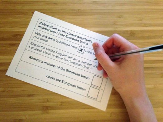 Hlasovací lístek do referenda o setrvání či vystoupení Velké Británie z Evropské unie.