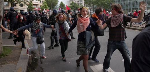 Schůzka mezi zástupci francouzské vlády a odbory nepřinesla kýžený výsledek, Francii tak pravděpodobně čekají další stávky a demonstrace.