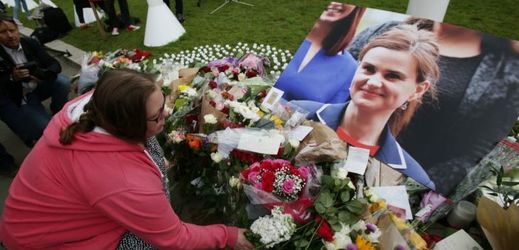 Lidé v Londýně uctívají památku zavražděné poslankyně.