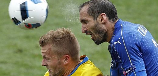 Momentka z utkání Itálie - Švédsko (1:0).
