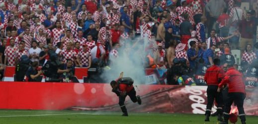 Někteří chorvatští fanoušci neunesli závěr zápasu a naházeli na hřiště světlice, což zapříčinilo pětiminutové přerušení hry.