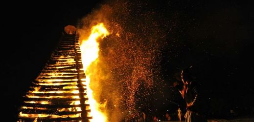 Pálení ohňů v předvečer svátku svatého Jana Křtitele má ve Valašském regionu tradici (ilustrační foto).