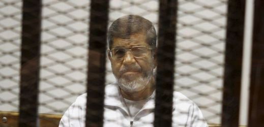 Bývalý egyptský prezident Muhammad Mursí před soudem v Káhiře. Na snímku z 8. května 2014.