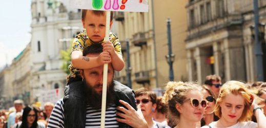 V Polsku protestovaly proti zpřísnění zákona o potratech tisíce lidí.
