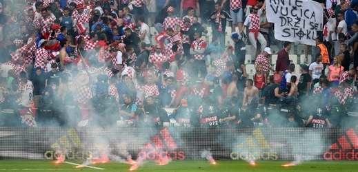 Chorvatští fanoušci běsní během utkání Chorvatsko - Česko na EURO 2016.