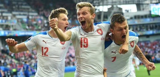 Čeští fotbalisté se radují z branky Tomáše Necida (vpravo) v utkání s Chorvatskem.