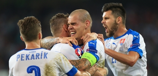 Slovenští fotbalisté se radují z branky vstřelené Rusku.