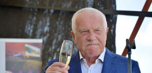 Bývalý prezident Václav Klaus oslavil v neděli 75. narozeniny v tenisovém klubu na Štvanici.