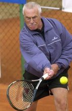 Bývalý prezident Václav Klaus hrával basketbal a je vášnivým tenistou.