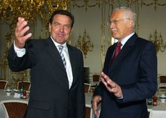 V době svého prezidentského mandátu se setkal s řadou významných osobností politických dějin. Na této fotografii je Václav Klaus zachycen s někdejším spolkovým kancléřem Gerhardem Schröderem.