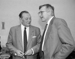 Václav Klaus na archivním snímku z roku 1991 spolu s hercem Rudolfem Hrušínským (vlevo). Tedy v době, kdy byl již ministrem financí.