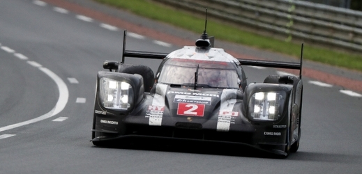 Slavný závod 24 hodin Le Mans ovládlo Porsche.