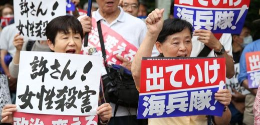 Obyvatelé japonského ostrova Okinawa protestují proti přítomnosti americké základny.