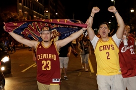 V Clevelandu začaly hned po utkání velkolepé oslavy přímo v ulicích města.