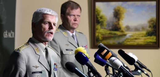 Předseda Vojenského výboru NATO Petr Pavel (vlevo) a náčelník Generálního štábu Armády ČR Josef Bečvář.