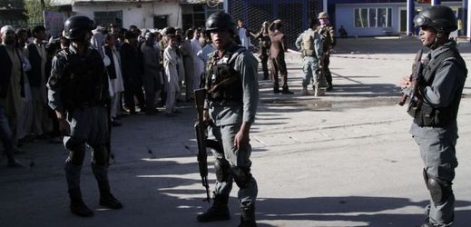 Afghánští vojáci na místě útoku v Kábulu.
