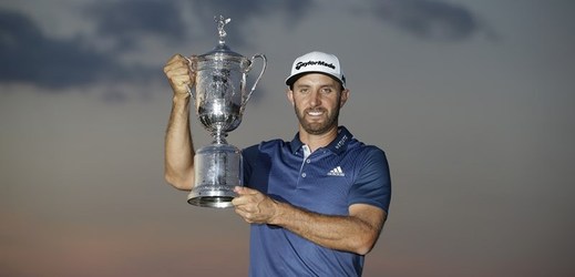 Americký golfista Dustin Johnson vyhrál 116. ročník US Open a dočkal se prvního triumfu na majoru. 