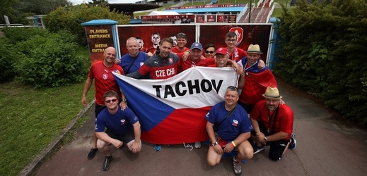 Fanoušci z Tachova, Kadaně či Krupky se poznali v kempu v Tours. 