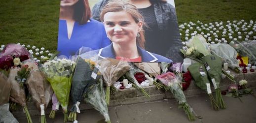 Kytky s fotkou zavražděné poslankyně Coxové před budovou parlamentu v Londýně.