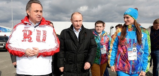 Ruský ministr sportu Vitalij Mutko (vlevo) s prezidentem Vladimirem Putinem a Jelenou Isinbajevovou. 