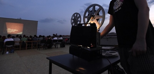 Program letního kina na střeše Veletržního paláce nabízí české i zahraniční snímky.