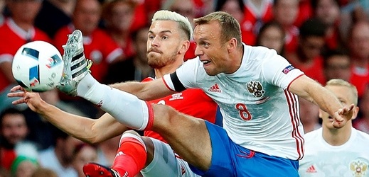 Mimořádně tvrdou kritiku si za své výkony na evropském fotbalovém šampionátu vysloužil ruský tým, který se dnes po dvou porážkách v základní skupině vrací z Francie s jediným bodem za úvodní remízu s Anglií. 