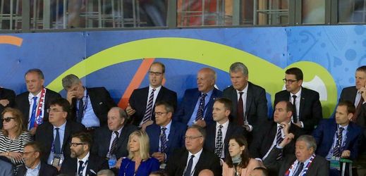 Dočasný šéf UEFA Villar spí při zápase na tribuně vedle člena britské královské rodiny