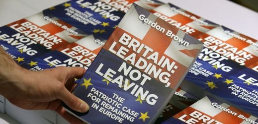 Britové o vystoupení z EU budou hlasovat ve čtvrtek 23. června. (Na snímku je několik vydání knihy bývalého premiéra Gordona Browna s názvem 'Britain Leading, Not Leaving', ve které píše, proč by měla Británie zůstat v EU.