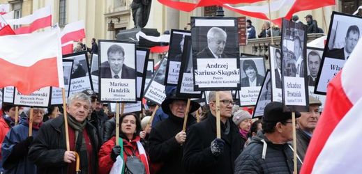 Poláci truchlící za oběti leteckého neštěstí (ilustrační foto).