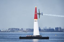 Český pilot v seriálu Red Bull Air Race Petr Kopfstein v vzduchu v japonské Chibě