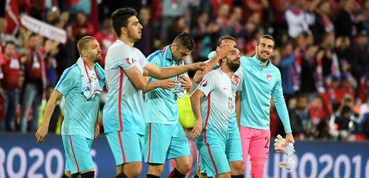 Ještě jsme neskončili, hlásají novinové titulky v tureckých médiích po výhře tamních fotbalistů nad českými ve skupině mistrovství Evropy. 