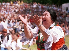Hvězdou strážnického festivalu byla i nestárnoucí Jarmila Šuláková se svými krásnými valašskými písněmi.