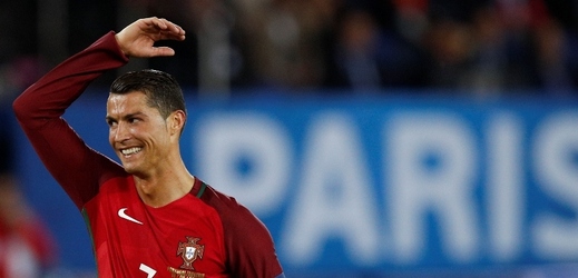 Portugalský fotbalista Cristiano Ronaldo je na mistrovství Evropy pod velkým tlakem a rostoucí napětí před večerním zápasem s Maďarskem, které rozhodne o dalším působení reprezentace na turnaji, odnesl jeden z novinářů. 